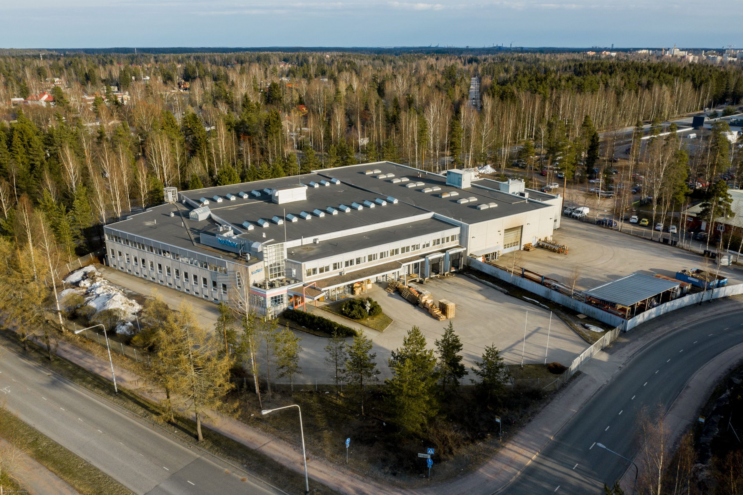 VANTAA Itä-Hakkila. 3731 m2 varasto-tuotantohallia i - Toimitilavälitys  Jonne